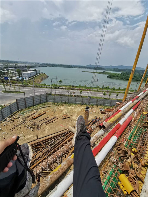 普格县作业中发生设备损坏或人员意外，责任怎么划分？