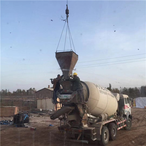 普格县“精准瞄准”—— 吊车的 “定位导航” 技术