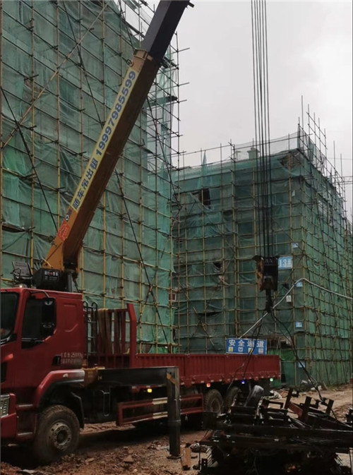 普格县“慢工细活”—— 吊车的 “微动控制” 技术